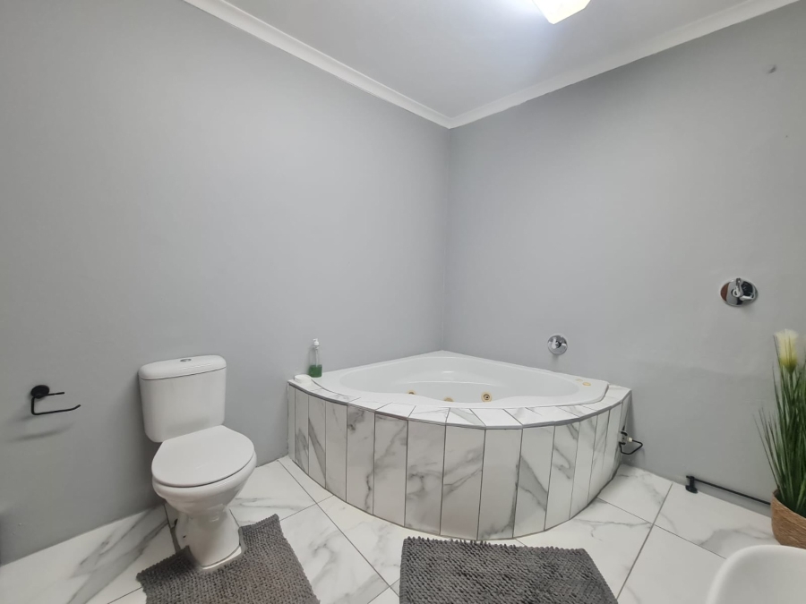 To Let 5 Bedroom Property for Rent in Eagles Landing North West